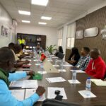Fotografia panorâmica da sala de reuniões, com os membros da CPAT, Direção e convidados institucionais.